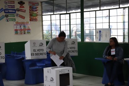 Votantes ejercen su derecho al voto durante la jornada electoral en Ecuador.