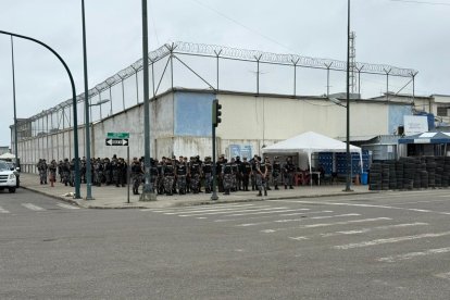 El despliegue policial se ejecutó a las 06:30, ante la alerta de que presos estaban sobre los techos de uno de los pabellones.