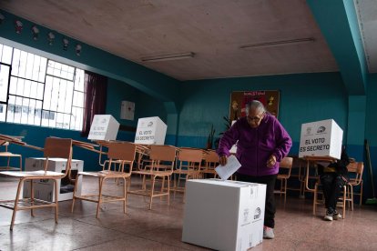 Salvadora Chicaiza, quien tiene 88 años, votó en Quito este 16 de noviembre de 2025.