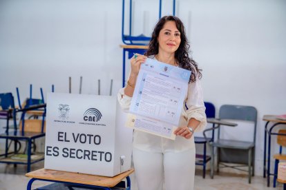 La excandidata presidencial, Luisa González, votó la consulta popular 2025 en Chone, Manabí.