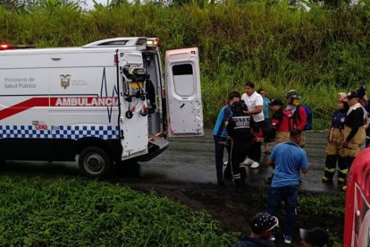 El personal de emergencia atendió a las víctimas en el lugar.