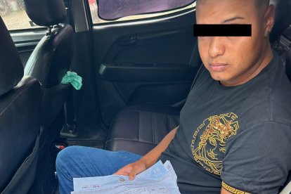 Este sujeto fue detenido por, aparentemente, cometer un delito electoral. Será puesto a disposición de las autoridades judiciales competentes.