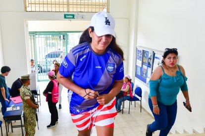 Varias personas llegaron a la Universidad Politécnica Salesiana con sus propios bolígrafos.