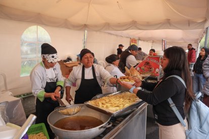 Hubo todo tipo de comida cerca de los recintos electorales, en el sur de Quito.