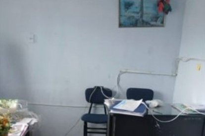 Los policías encontraron los ventanales rotos.