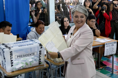 La candidata a la Presidencia de Chile por la coalición de izquierda Unidad por Chile, Jeannette Jara (c), al votar este domingo, 16 de noviembre.