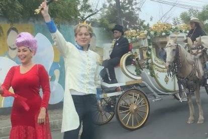 Iván Farah se vistió de Príncipe Encantador para la Consulta Popular 2025.