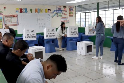 El CNE informó que hasta las 13:00 votó el 41,39% de electores.