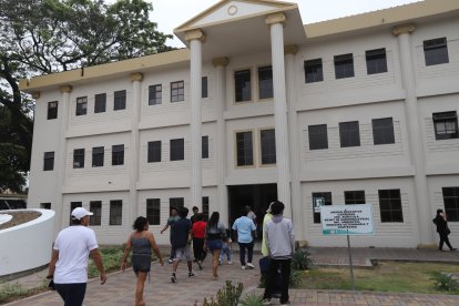 Entrada principal de la Universidad Agraria, escenario de opiniones cruzadas y rumores durante la votación dominical.