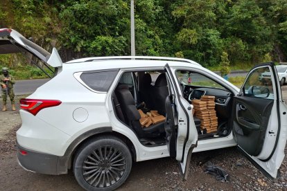 El vehículo blanco tenía un compartimento oculto donde se encontraron los 132 bloques de droga incautados en la vía Puyo–Baños.