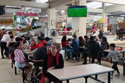 Los mercados de Ambato se llenaron de comensales que, tras votar, prefirieron la jama dominical.