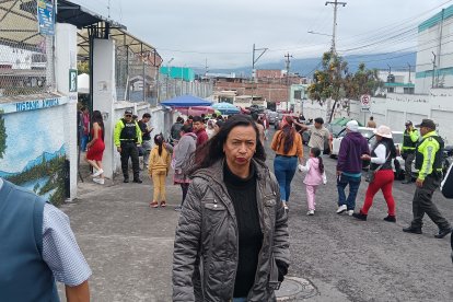 Tras la lluvia, los electores acudieron al mediodía, cuando comenzaron las aglomeraciones en Ambato.