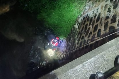 Durante el rescate por los organismos de socorro de la mujer que cayó del puente.