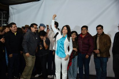 Luisa González, de la Revolución Ciudadana, celebra el triunfo del No en el referéndum y consulta popular 2025.