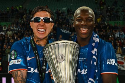 Enzo Fernández (i) junto a Moisés Caicedo levantando la UEFA Europa League con Chelsea.