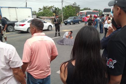 Los cadáveres quedaron tendidos en la carretera, en Daule, Guayas.