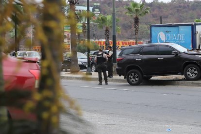 El vehículo de la víctima quedó sobre el parterre de la vía.