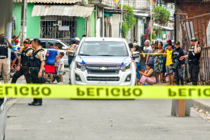 Agentes policiales acordonaron la zona para poder recabar indicios balísticos.