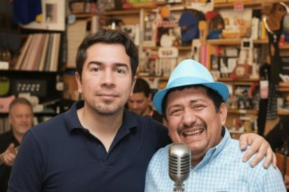 El guionista junto a Aladino. La imagen fue creada con Inteligencia Artificial