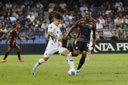 Liga de Quito derrotó a Emelec en el estadio Capwell en la semifinal de ida de la Copa Ecuador 2025.