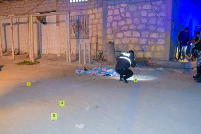 La policía realizó las pericias en la escena del crimen en el barrio Vinicio Yagual Dos de José Luis Tamayo