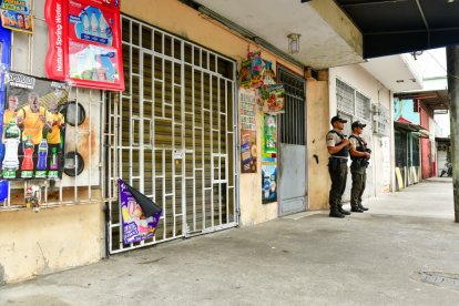 Agentes policiales acudieron a la zona para investigar el ataque y ofrecer seguridad.