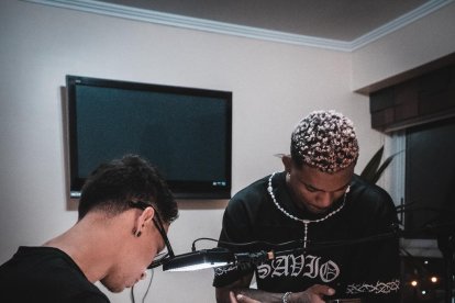 Moisés Coa le hizo el tatuaje que representa el octágono y la visión del peleador antes del combate.