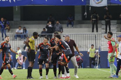 Jugadores y director técnico de Emelec reclamaron al árbitro Lenín Quiñónez, tras la expulsión de Alfonso Barco.