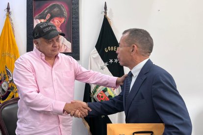 Lara llegó al edificio de la Gobernación y se despidió de su antecesor.