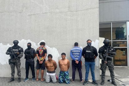 La policia aprehendió a cuatro personas, entre ellos dos menores de edad.