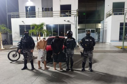 Dos menores fueron aprehendidos con un vehículo y un arma de fuego, luego de una persecución