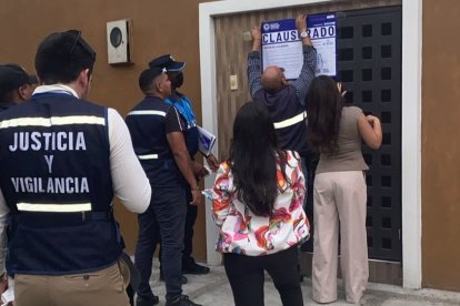 Comisario de la dirección de Justicia y Vigilancia municipal en el momento de la clausura.