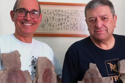 Diego García (izquierda) y Juan Carlos Gutiérrez (derecha) posan con los especímenes.