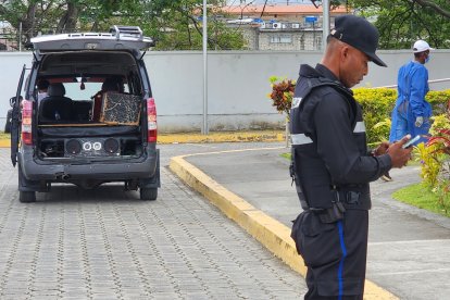 Dolor y angustia por dos hechos violentos. En Esmeraldas asesinaron a una pareja de esposos y en Rioverde acribillaron a dos hermanos adolescentes.