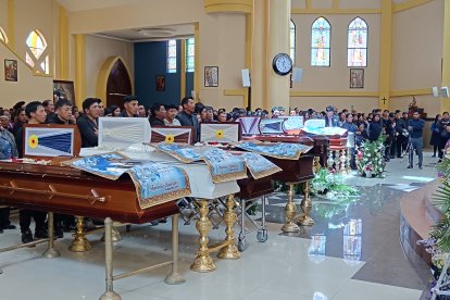 Los ocho féretros en la Basílica de Santa Rosa antes del último adiós.