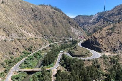 En el kilómetro 10, las cruces recuerdan a las víctimas y alimentan el misterio de la Joaquina.
