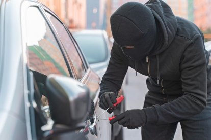 Vehículos estacionados en la vía pública son más vulnerables a robos durante la temporada alta.