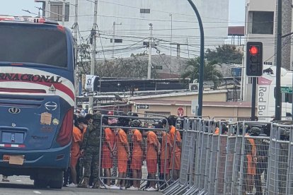 Masivo traslado de internos desde la cárcel de Machala tras ataque con dron.