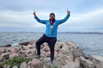 La celebración de Juan Pablo Flores tras conseguir el récord mundial en el lago Titicaca.