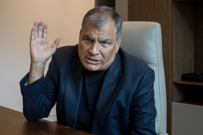 Rafael Correa respondió con un duro mensaje en X tras el encuentro entre las autoridades provinciales.