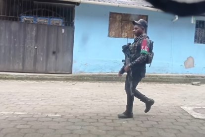 Los hombres armados caminaban sin temor en las calles del cantón Espejo, en Carchi.