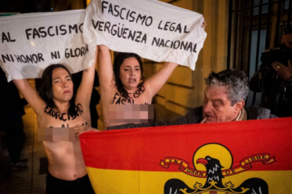 Momento exacto en que las activistas de Femen son agredidas sexualmente por un ciudadano.