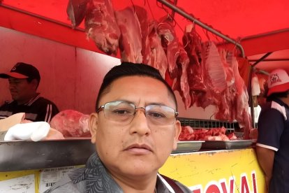 Robinson Del Pezo fue asesinado al pie de su puesto donde vendía carnes.