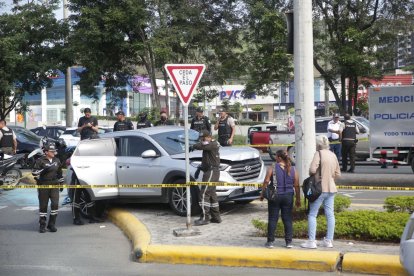 El exjuez Carlos Zambrano Veintemilla conducía su vehículo cuando lo atacaron.