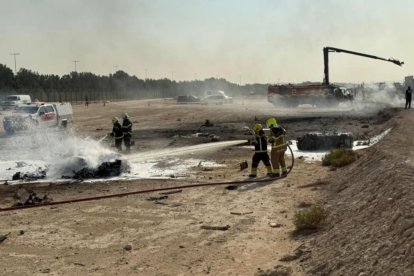 Equipos de emergencia acudieron rápidamente al lugar del accidente del avión indio en el Dubai Airshow.