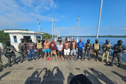 ChatGPT dijo:

Los seis detenidos, presuntos miembros de Los Chechenos, son custodiados por militares tras su captura en Limones.