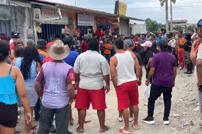 La escena del crimen quedó situada frente a una tienda del sector Simón Bolívar, en el barrio Virgen del Cisne.
