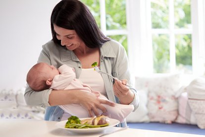 La lactancia materna debe ir acompañada de una buena alimentación para la madre, revelan expertos.