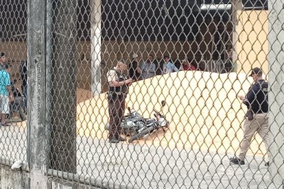 Una motocicleta en la escena fue levantada por la policía.