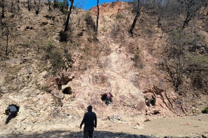 Militares inspeccionan y destruyen bocaminas ilegales detectadas en Sabanilla, en una operación ejecutada por el Batallón de Infantería N.° 19 “Carchi”.